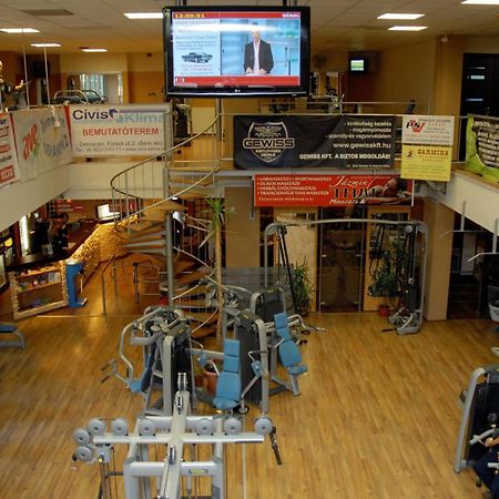 Sport Hotel Debrecen Bagian luar foto