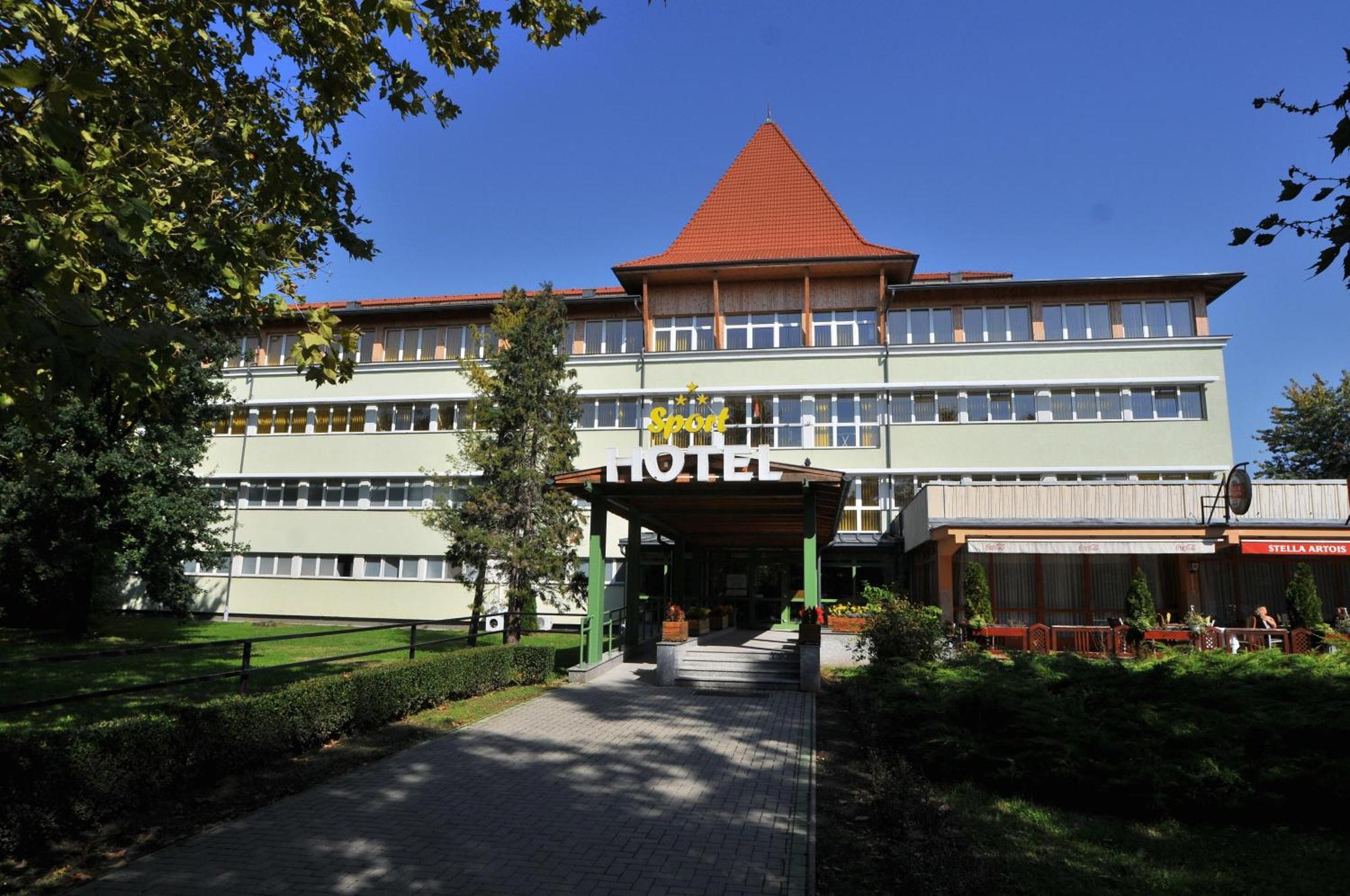 Sport Hotel Debrecen Bagian luar foto
