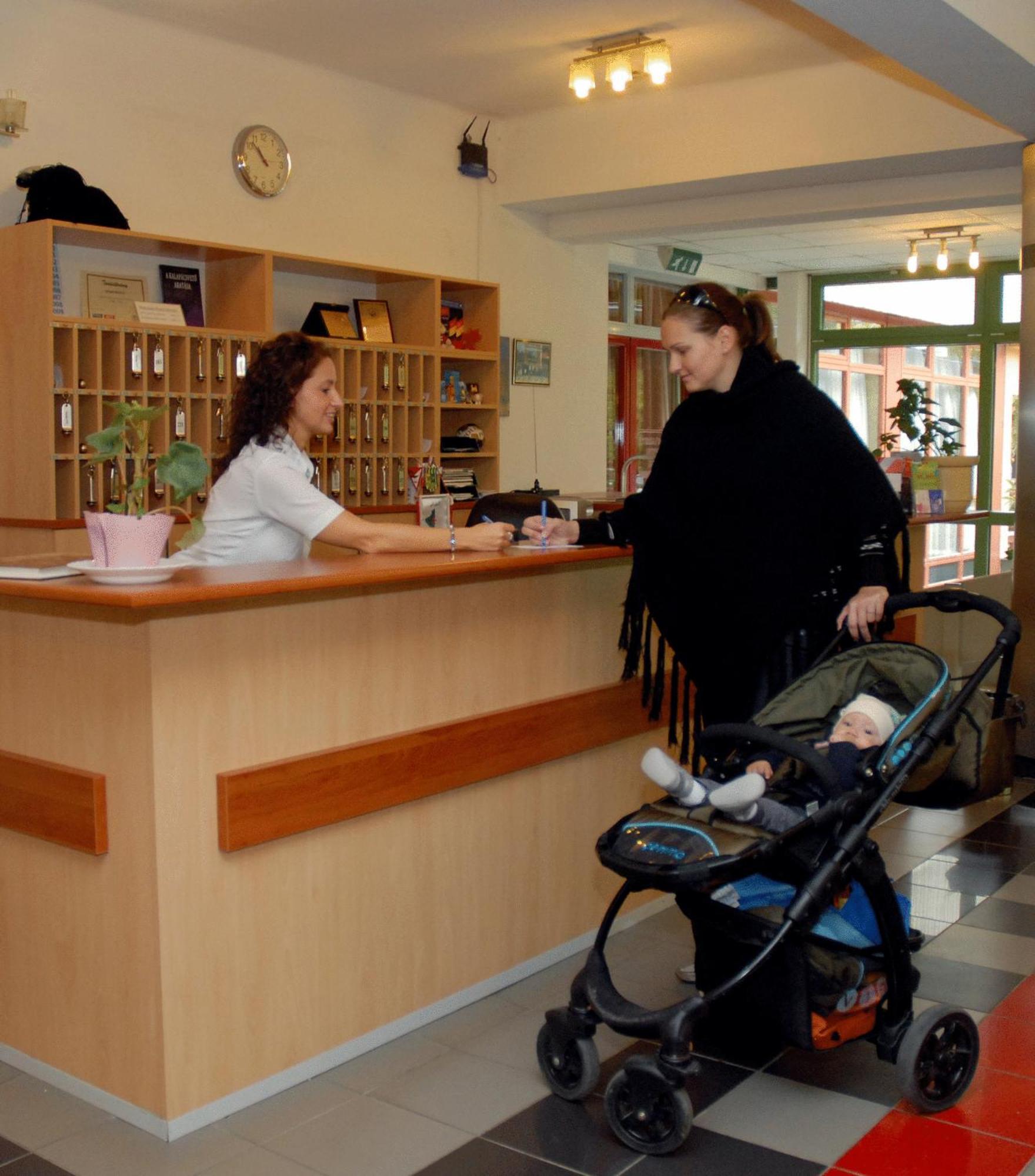 Sport Hotel Debrecen Bagian luar foto