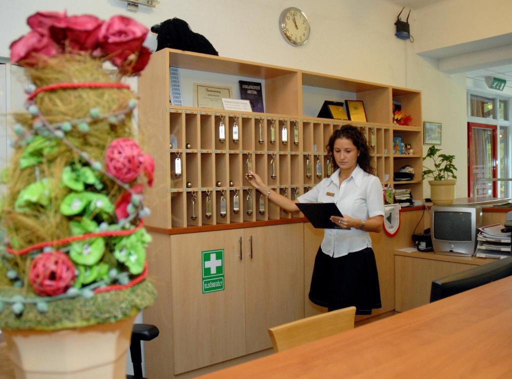 Sport Hotel Debrecen Bagian luar foto