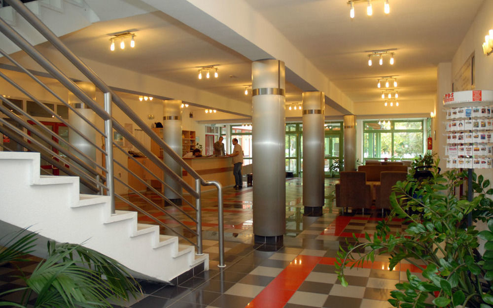 Sport Hotel Debrecen Bagian luar foto