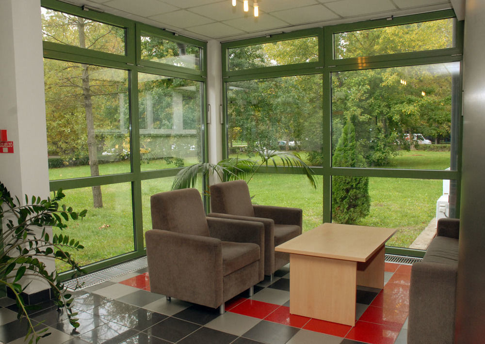 Sport Hotel Debrecen Bagian luar foto